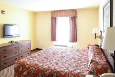 هتل Mountain Inn & Suites Airport   Hendersonville