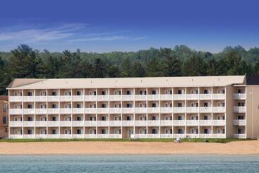استراحتگاه Mackinaw Beach And Bay Inn & Suites