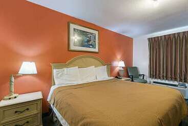 ホテル Rodeway Inn & Suites