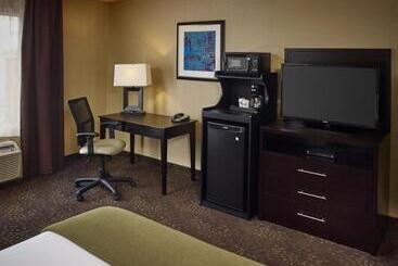Отель Holiday Inn Express And Suites Timmins, An Ihg