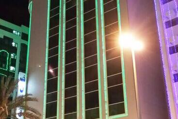 ホテル Nejoum Al Emarat