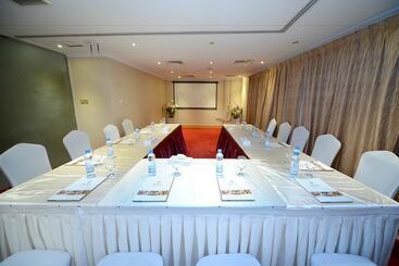 فندق Nejoum Al Emarat