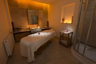 فندق Korineum Golf & Beach Resort