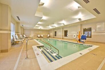 호텔 Holiday Inn Express & Suites Utica, An Ihg