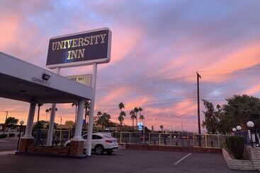 בית מלון כפרי University Inn