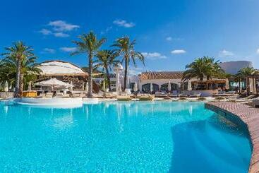 استراحتگاه Destino Pacha Ibiza