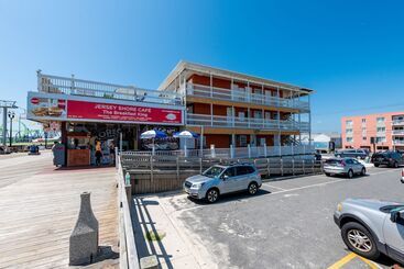 Boardwalk Hotel Charlee & Apartments Beach Hotel Oceanfront