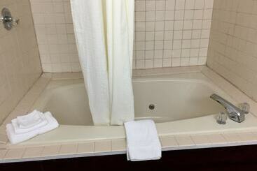 호텔 Lake Tree Inn & Suites