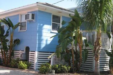 The Holiday Court Motel