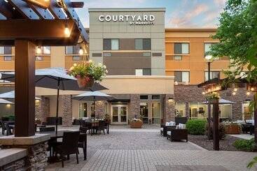Courtyard Mankato Hotel & Event Center