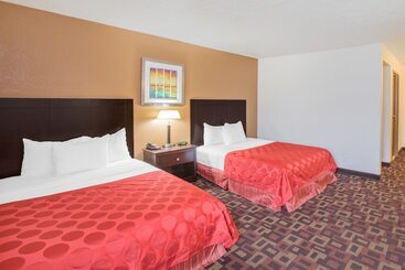 فندق Ramada By Wyndham Tulsa