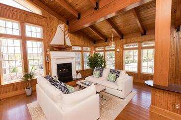 בית מלון כפרי The Burrus House Inn Waterfront Suites