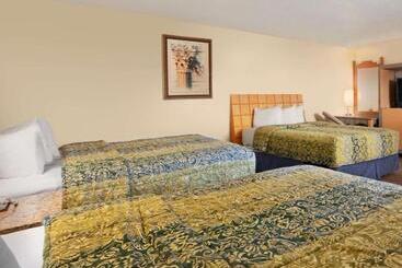 Отель Travelodge By Wyndham Clovis