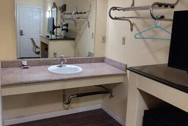 فندق على الطريق Economy Inn Richmond