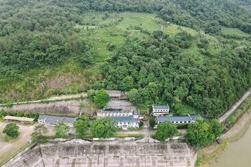 בית מלון כפרי Yue Shan Shui She Taining