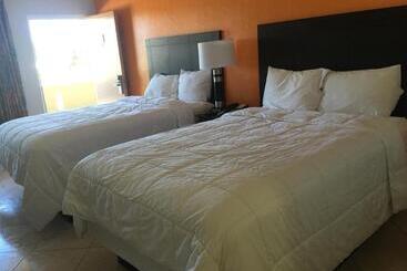 מלון דירות Curtis Inn & Suites