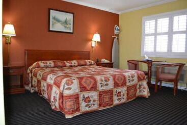 فندق Alpha Inn & Suites