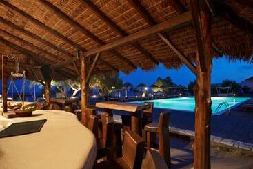 酒店 Black Rose Beach Suites