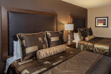 Clubhouse Hotel And Suites