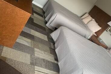 בית מלון כפרי Commodore Perry Inn And Suites