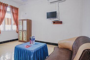 Отель Reddoorz Syariah Near Kebun Raya Liwa