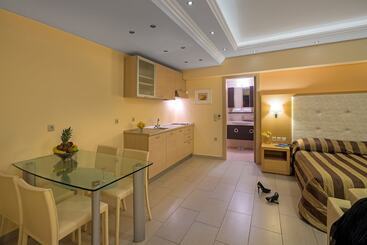 בית מלון כפרי Ai Yannis Suites And Apartments