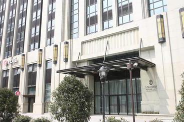 Отель Isuites Future Land