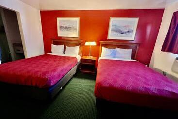 בית מלון כפרי Rodeway Inn & Suites Brunswick Near Hwy 1