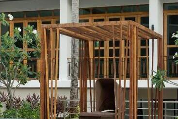 هتل Welcome World Beachfront Resort