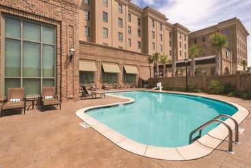 هتل Embassy Suites By Hilton Savannah Historic District