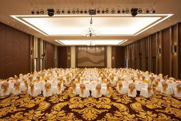 Graceland Khaolak Beachfront Resort