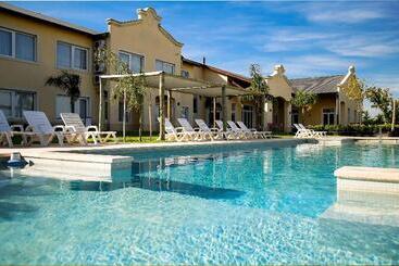 فندق Howard Johnson Trenque Lauquen