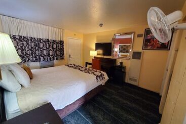 מוטל Bluebird Day Inn & Suites