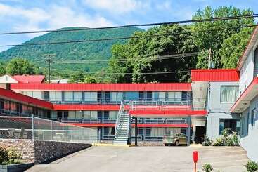 汽车旅馆  Holiday Lodge Virginia