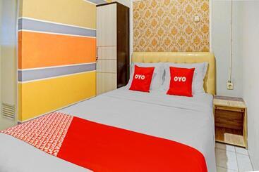 בית מלון כפרי Oyo 90793 Btc Guest House Syariah