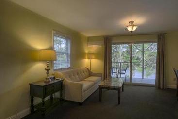 هتل Beach Cove Waterfront Inn