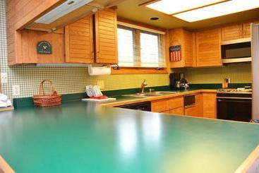 هتل Chimney Ridge Townhomes by Ski Village Resorts