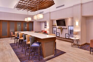 Отель Hampton Inn & Suites Ann Arbor West
