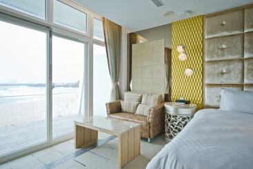 هتل White House Hot Spring Beach Resort