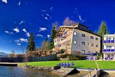 استراحتگاه Barry Memle Directly At The Lake