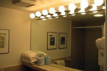 אתר נופש The Diplomat Beach Club Suites