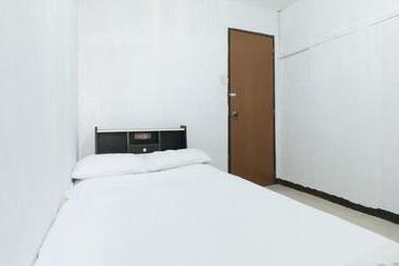 هتل Cristian Jay Dormitory By Reddoorz