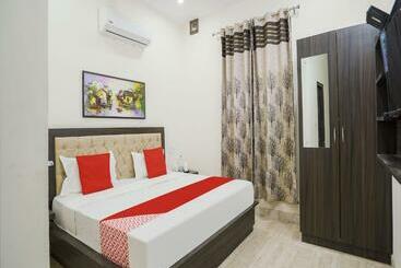 Отель Oyo 84355  Saini