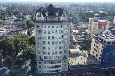 Отель Seven Skies