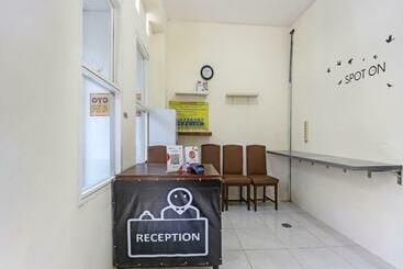 هتل Spot On 90780 Gang Tengah Homestay Syariah