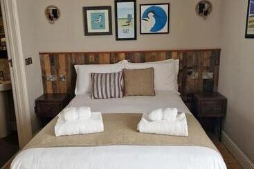 مبيت وإفطار The Three Swallows Cley