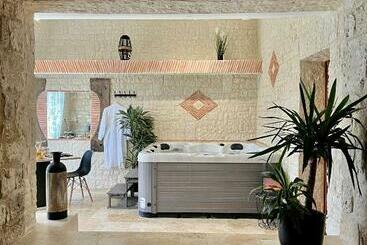 پانسیون Suite Privative Jacuzzi Sauna De La Villa Del Castagnol