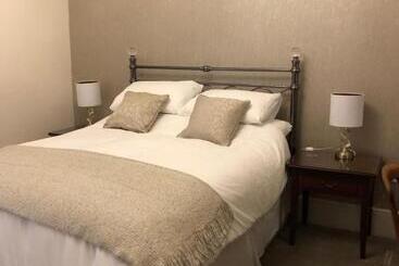 פנסיון The Old Lodge Guest House