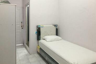 هتل Celly Homestay Samarinda Redpartner