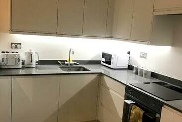 پانسیون Maplewood Luxurious One Bed Flat With Free Parking